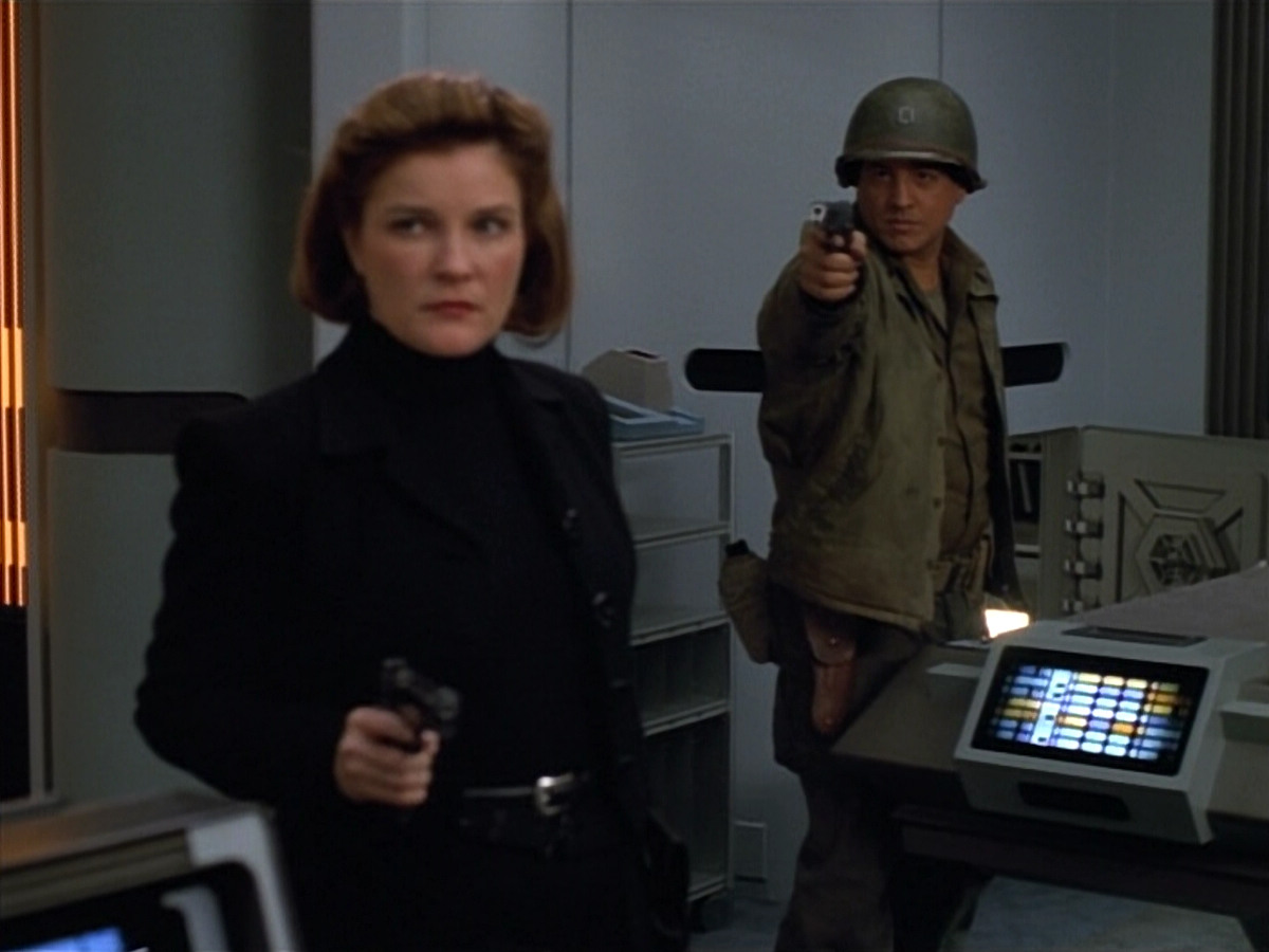 extant_StarTrekVOY_4x19-TheKillingGamePart2_01772.jpg