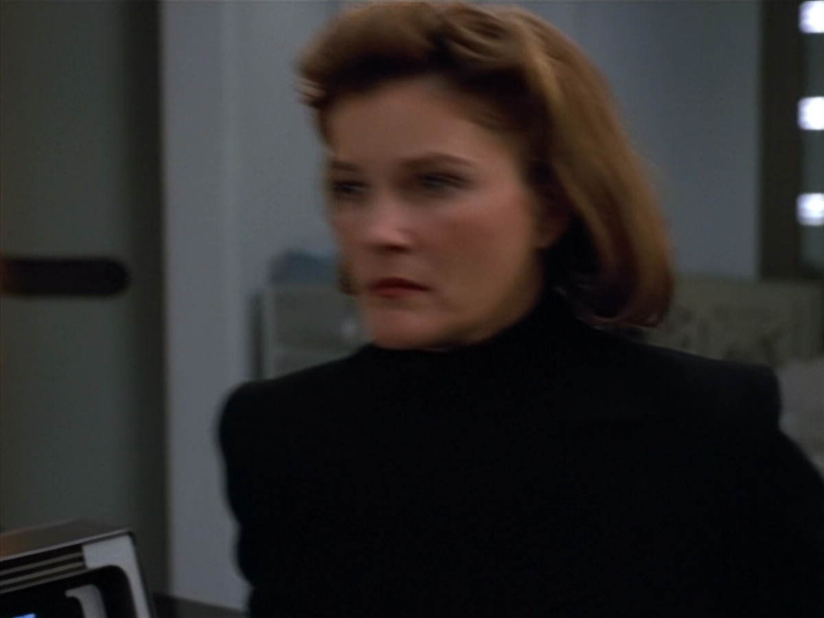 extant_StarTrekVOY_4x19-TheKillingGamePart2_01783.jpg