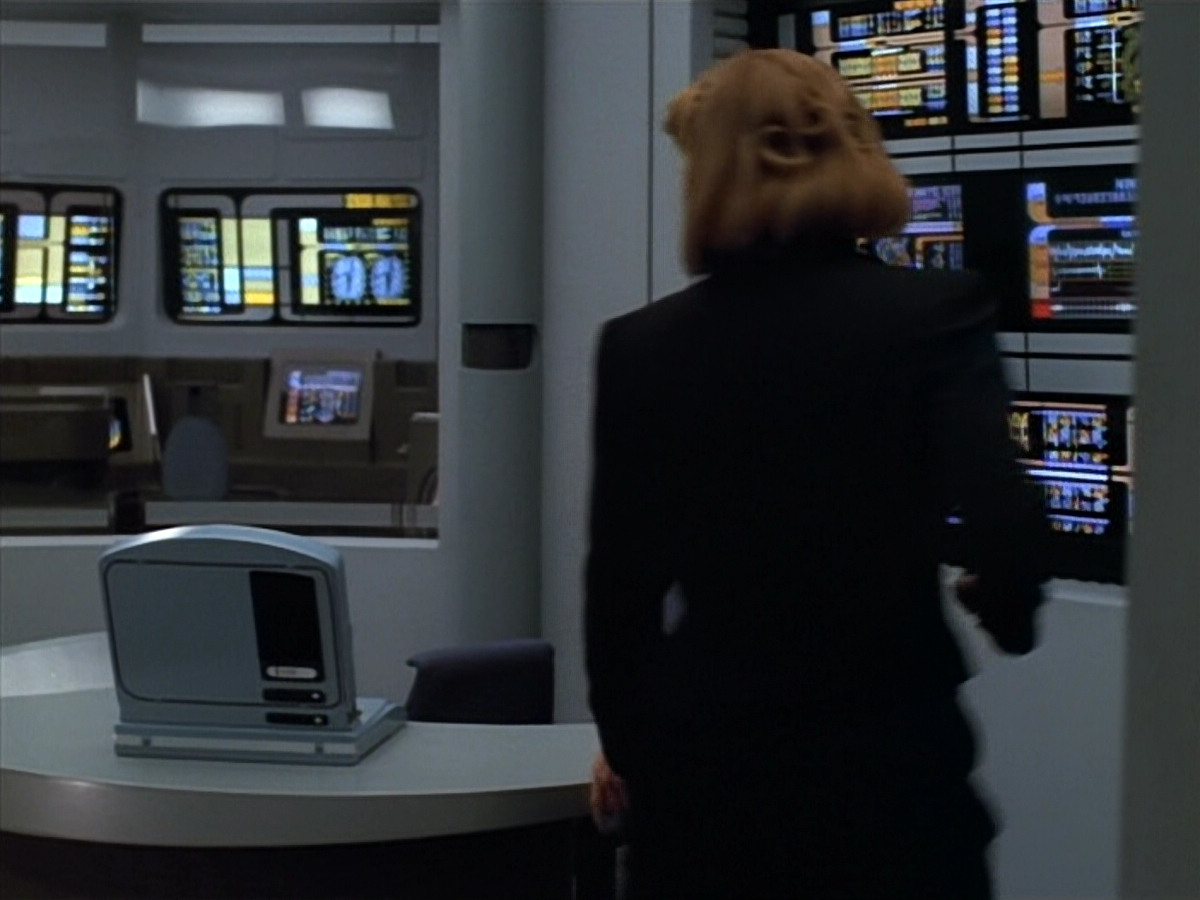 extant_StarTrekVOY_4x19-TheKillingGamePart2_01785.jpg