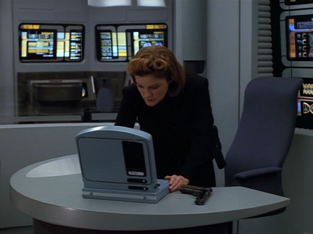 extant_StarTrekVOY_4x19-TheKillingGamePart2_01791.jpg