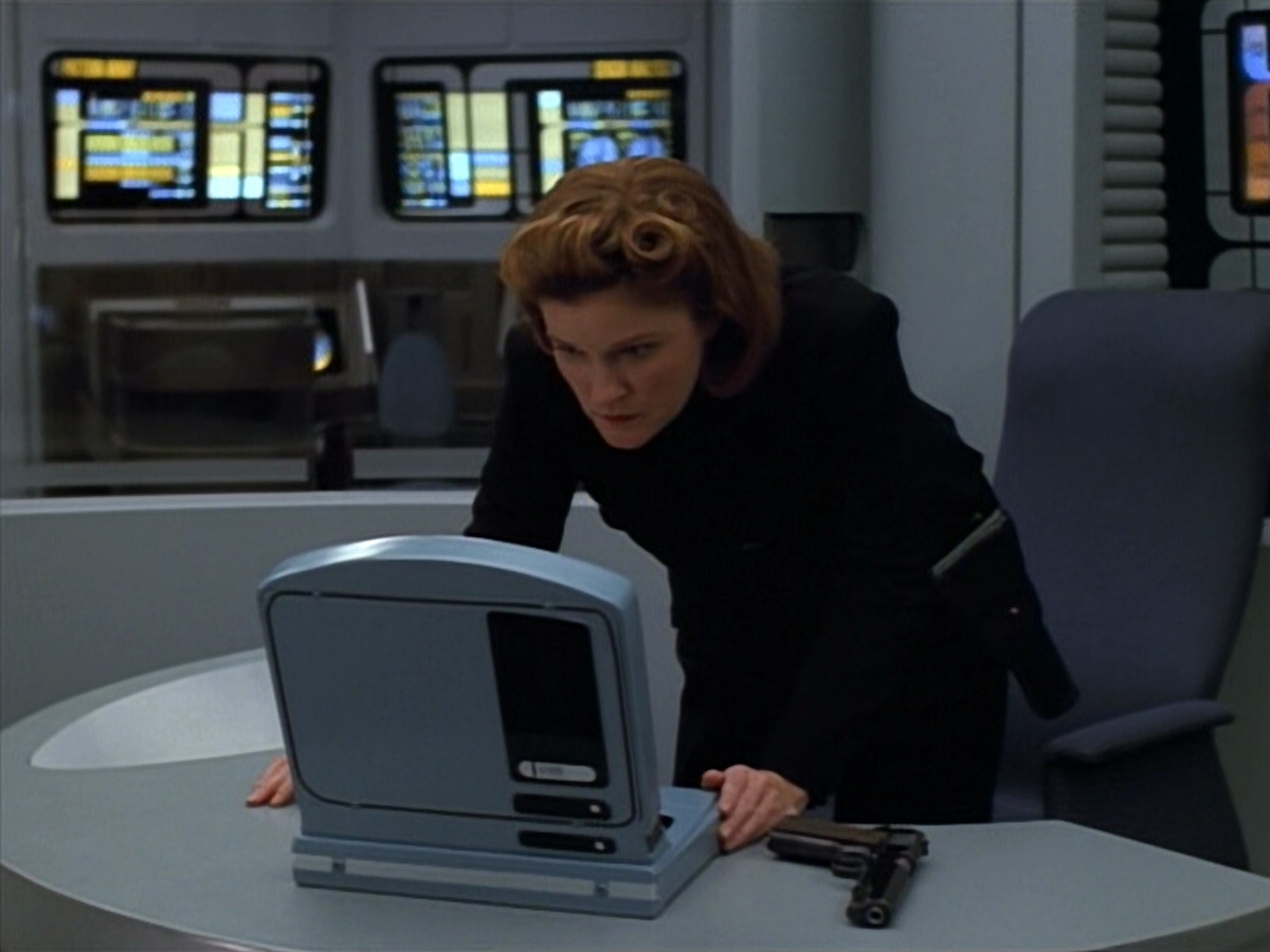 extant_StarTrekVOY_4x19-TheKillingGamePart2_01795.jpg