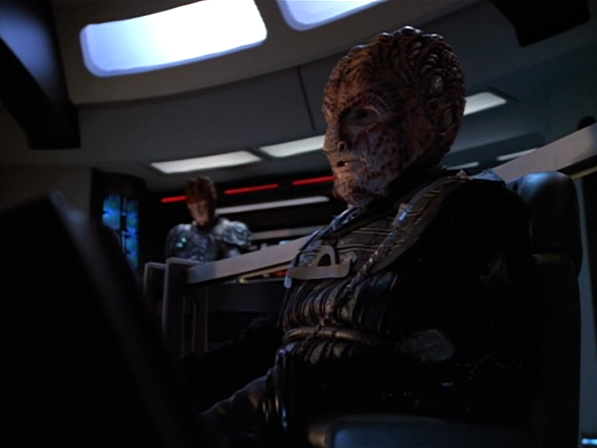 extant_StarTrekVOY_4x19-TheKillingGamePart2_01807.jpg