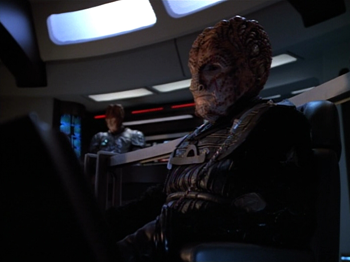 extant_StarTrekVOY_4x19-TheKillingGamePart2_01810.jpg
