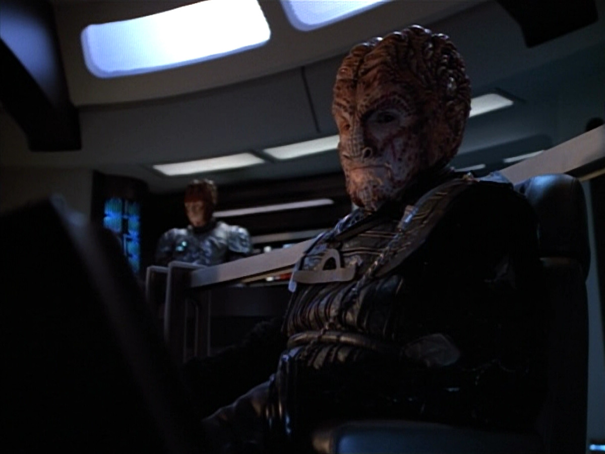 extant_StarTrekVOY_4x19-TheKillingGamePart2_01811.jpg