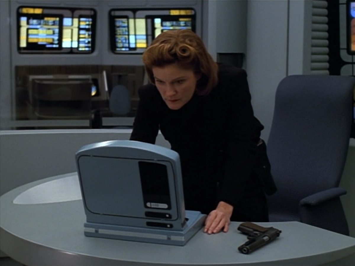extant_StarTrekVOY_4x19-TheKillingGamePart2_01825.jpg