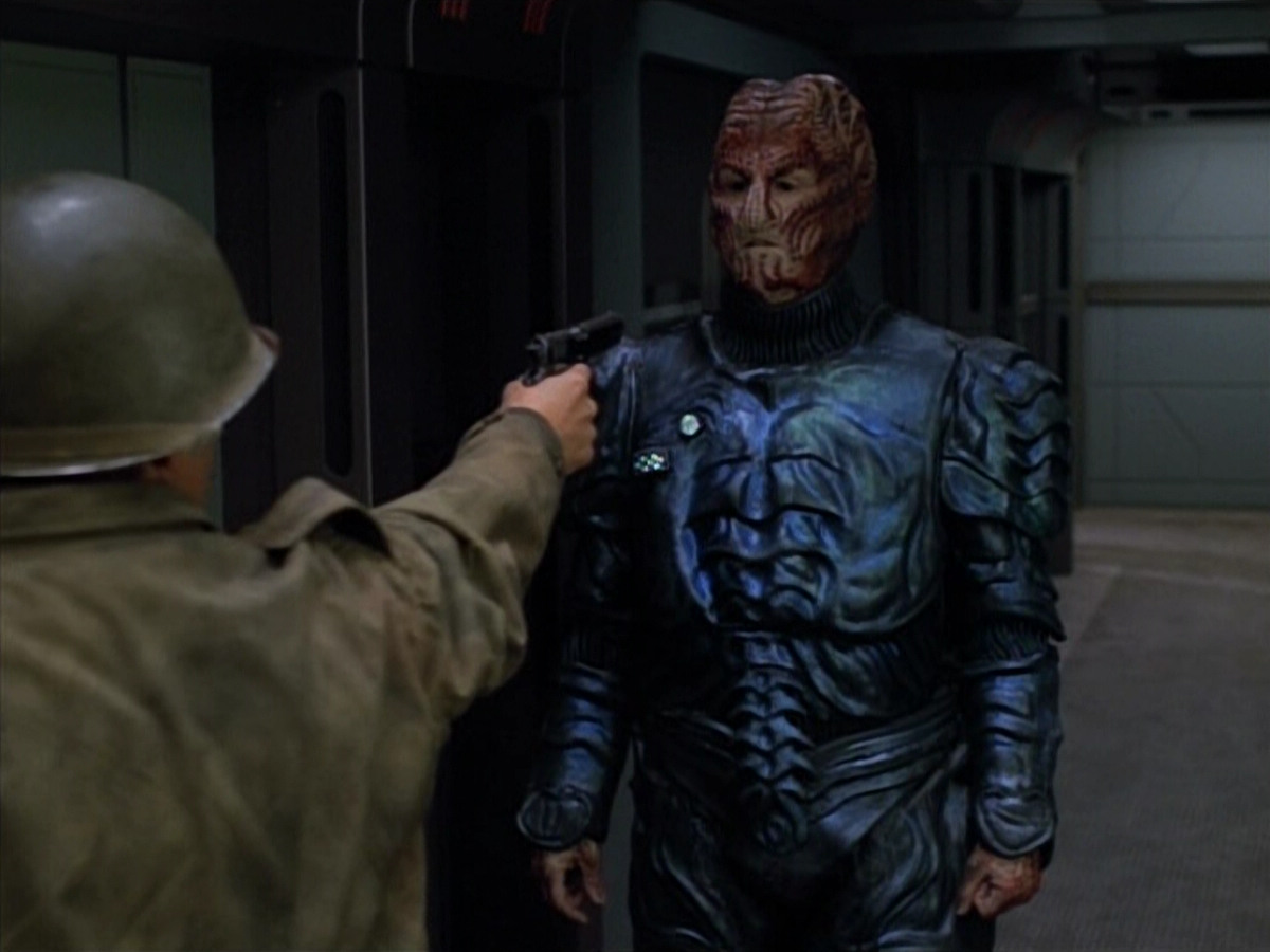 extant_StarTrekVOY_4x19-TheKillingGamePart2_01829.jpg