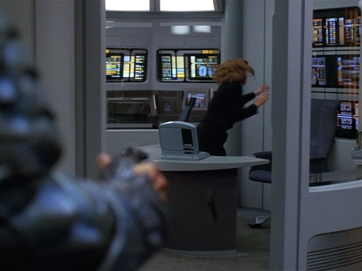 extant_StarTrekVOY_4x19-TheKillingGamePart2_01846.jpg