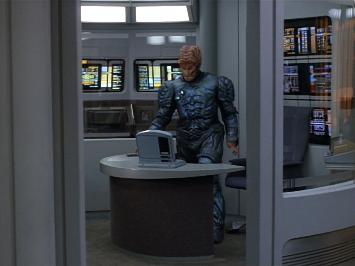 extant_StarTrekVOY_4x19-TheKillingGamePart2_01858.jpg