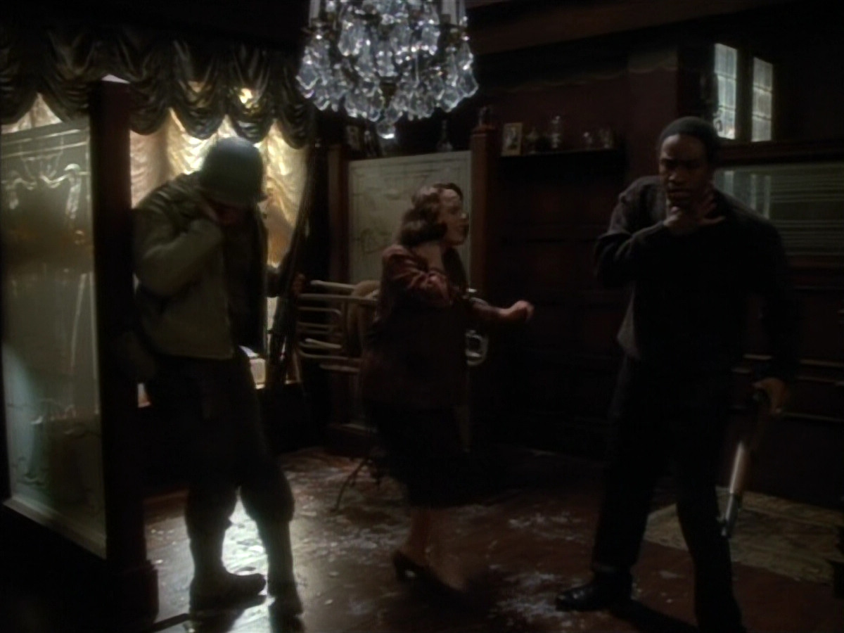 extant_StarTrekVOY_4x19-TheKillingGamePart2_01885.jpg