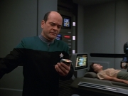 extant_StarTrekVOY_4x19-TheKillingGamePart2_01066.jpg
