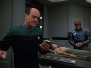 extant_StarTrekVOY_4x19-TheKillingGamePart2_01067.jpg