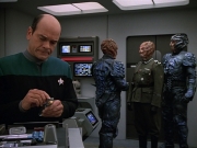 extant_StarTrekVOY_4x19-TheKillingGamePart2_01075.jpg