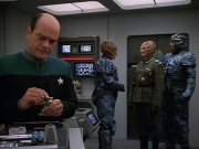 extant_StarTrekVOY_4x19-TheKillingGamePart2_01076.jpg