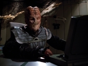 extant_StarTrekVOY_4x19-TheKillingGamePart2_01932.jpg
