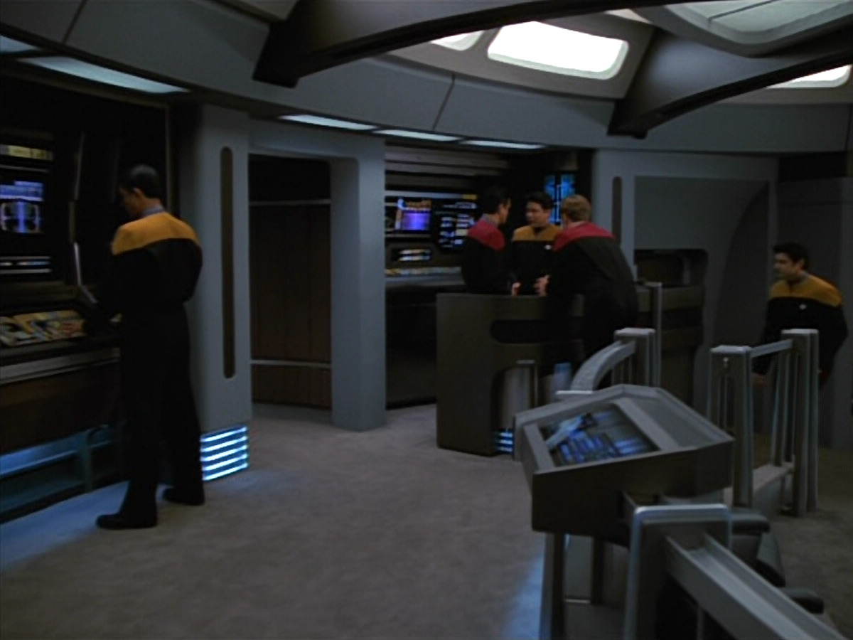 extant_StarTrekVOY_4x22-Unforgettable_00012.jpg