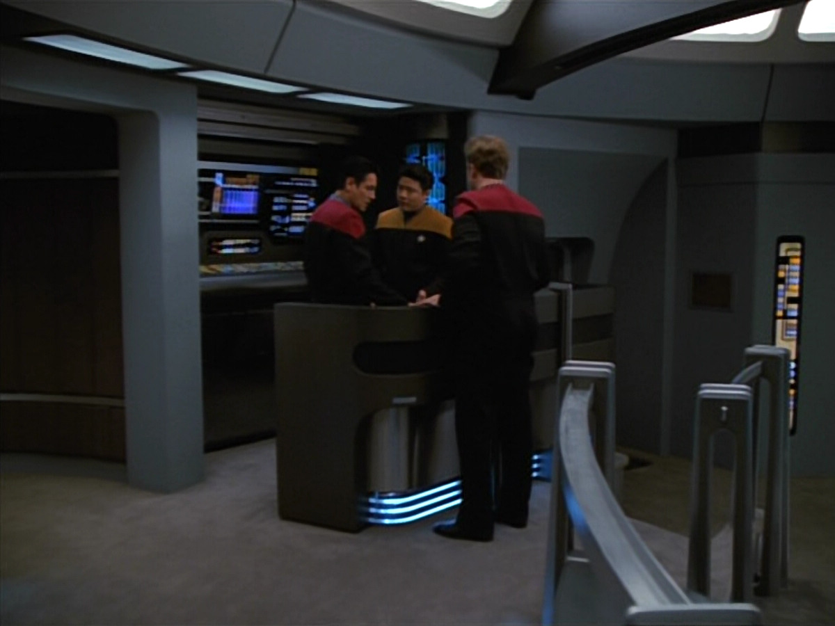 extant_StarTrekVOY_4x22-Unforgettable_00023.jpg