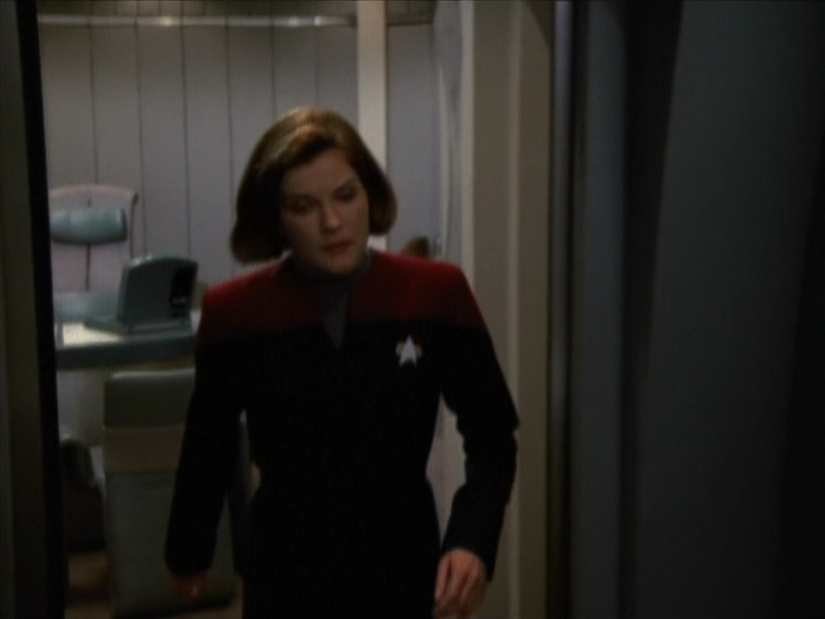 extant_StarTrekVOY_4x22-Unforgettable_00073.jpg