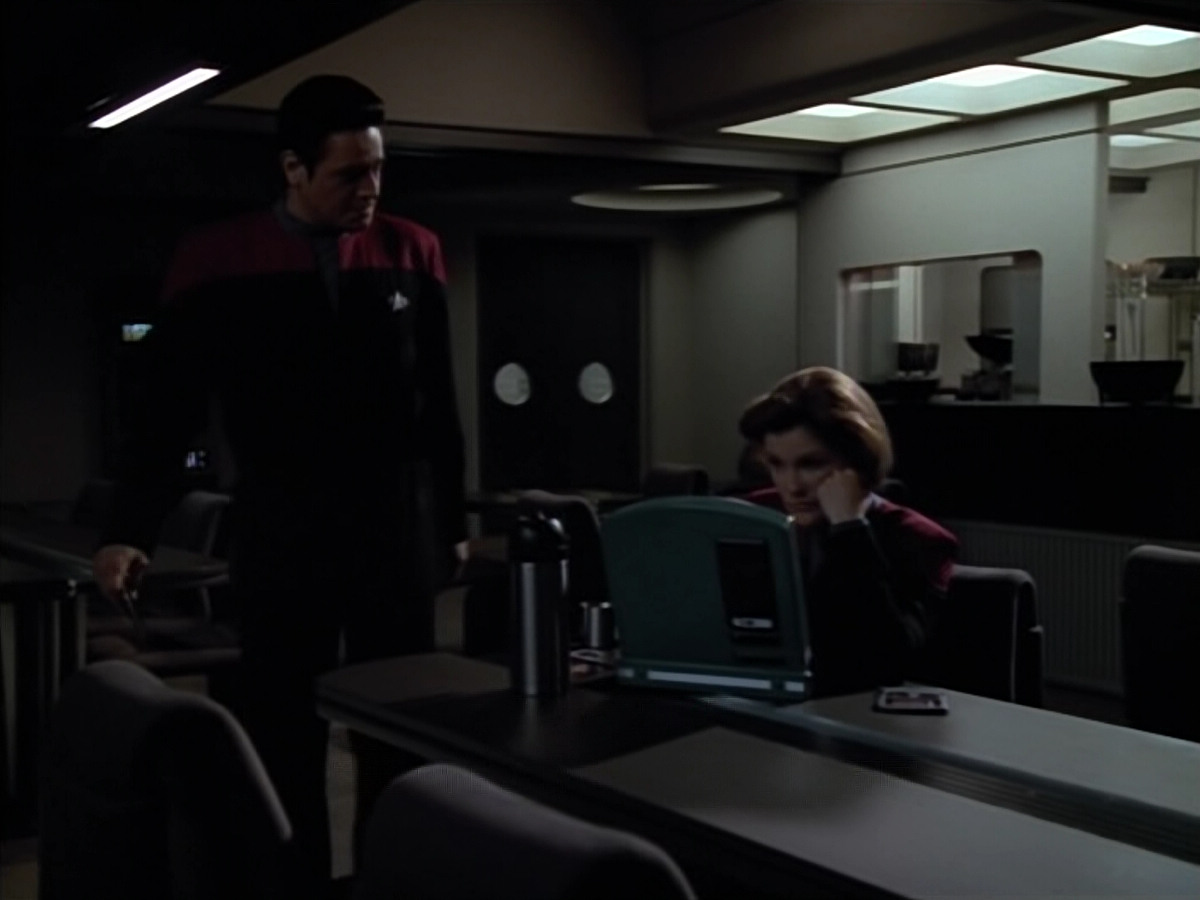 extant_StarTrek_Voyager_4x26-HopeAndFear_00329.jpg
