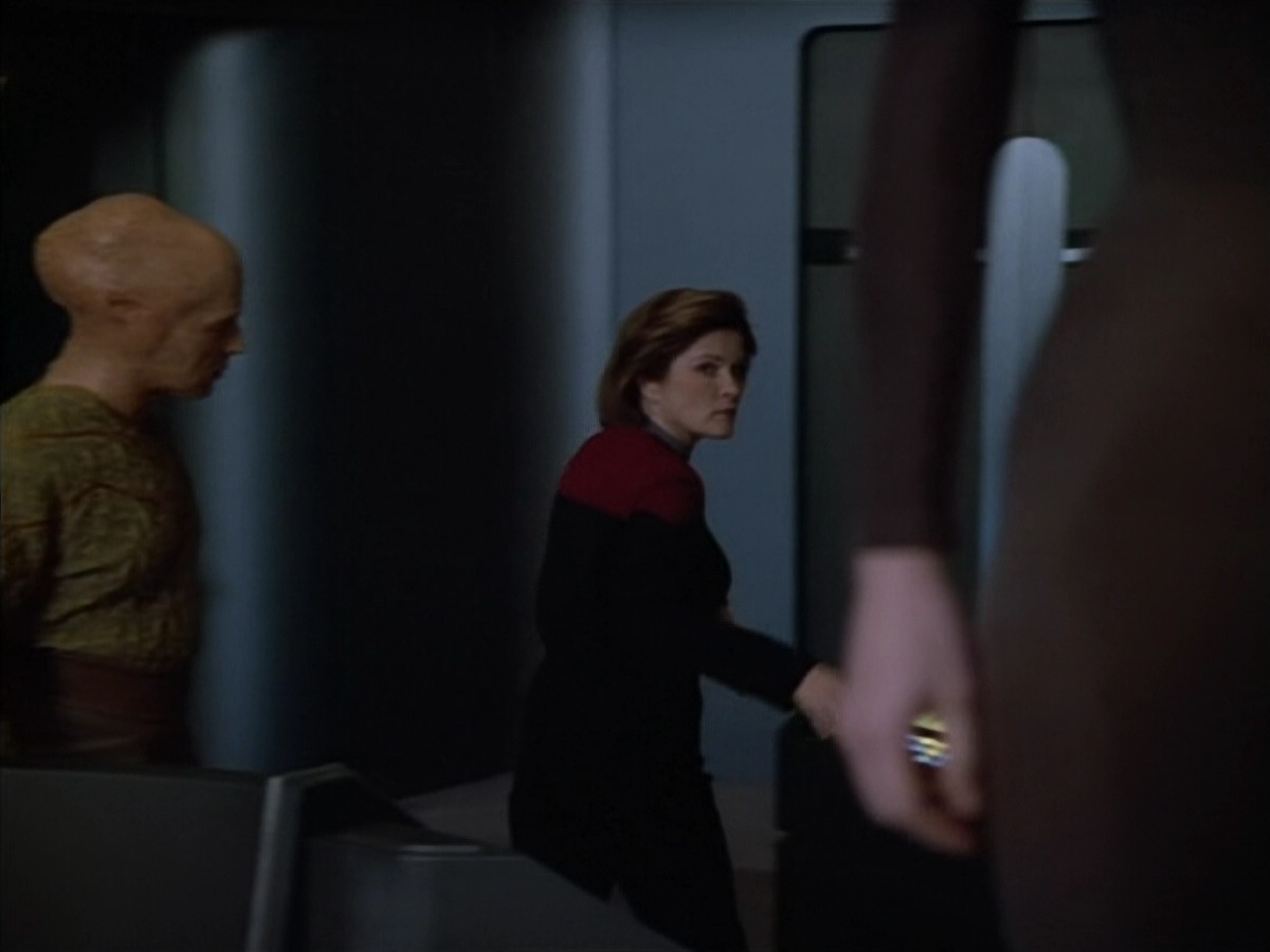 extant_StarTrek_Voyager_4x26-HopeAndFear_00743.jpg