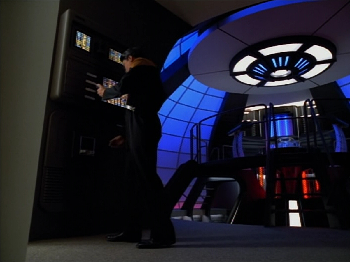 extant_StarTrek_Voyager_4x26-HopeAndFear_01893.jpg