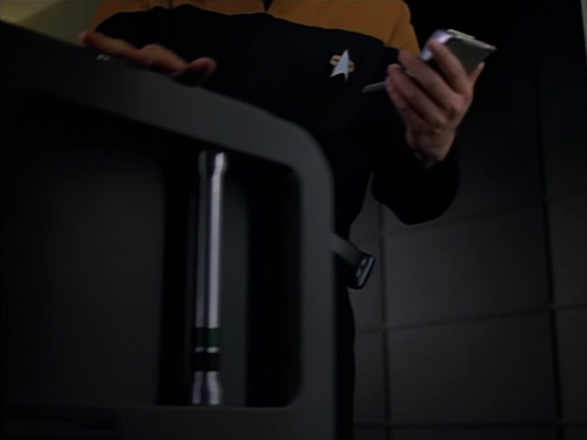 extant_StarTrek_Voyager_4x26-HopeAndFear_01897.jpg
