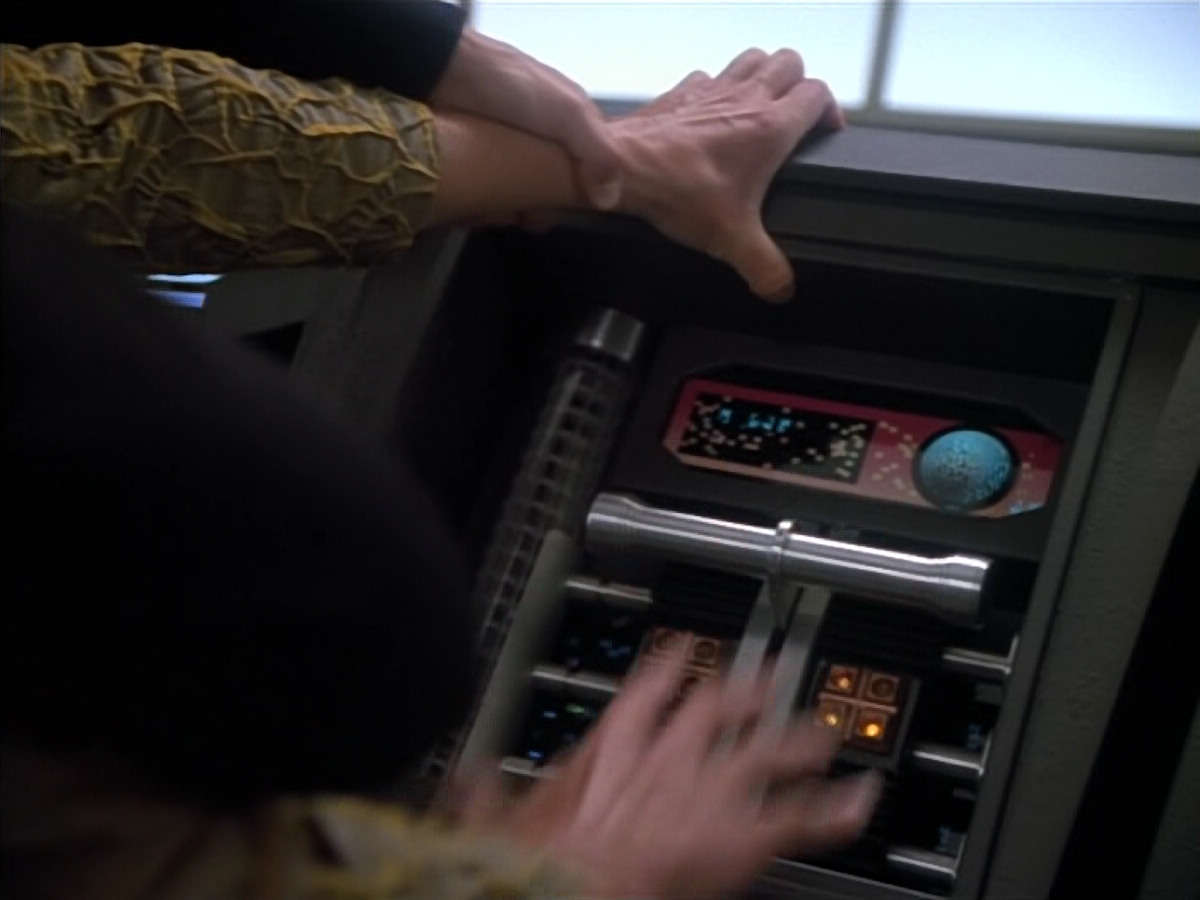 extant_StarTrek_Voyager_4x26-HopeAndFear_02580.jpg