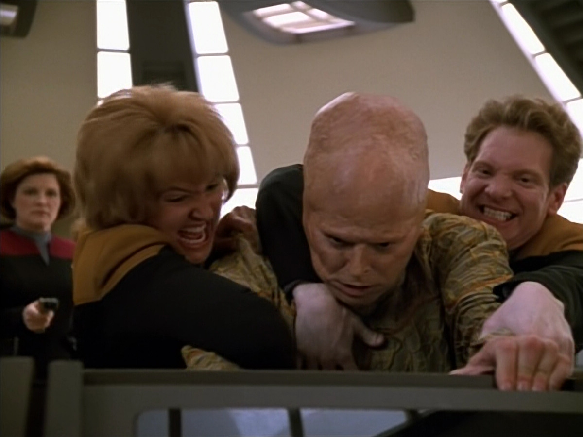 extant_StarTrek_Voyager_4x26-HopeAndFear_02583.jpg