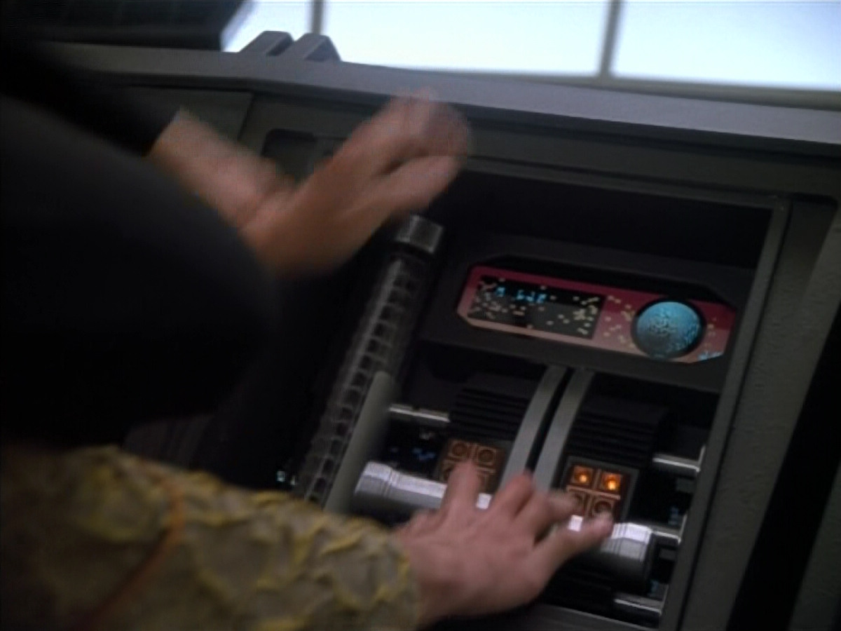 extant_StarTrek_Voyager_4x26-HopeAndFear_02585.jpg