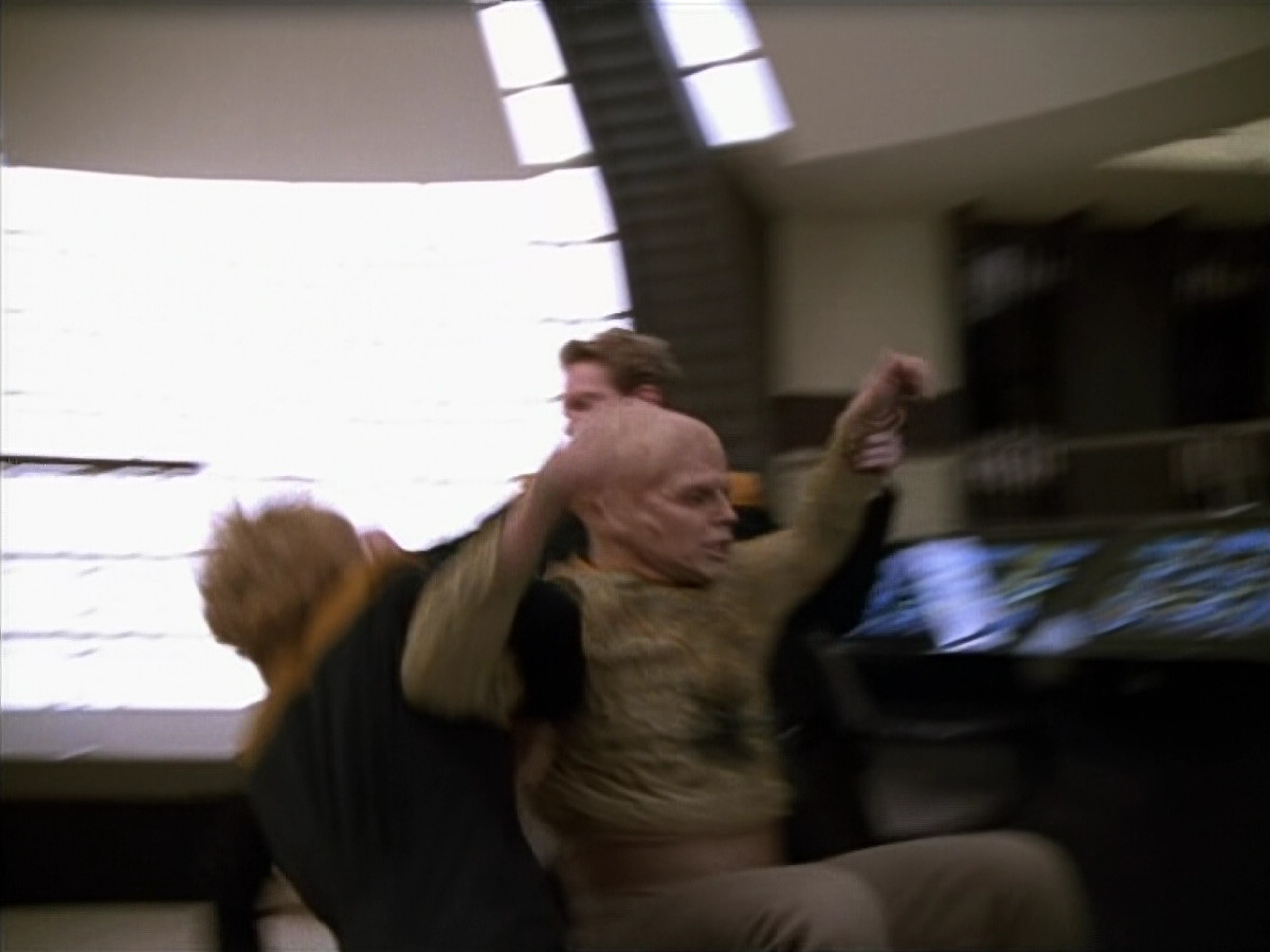 extant_StarTrek_Voyager_4x26-HopeAndFear_02586.jpg