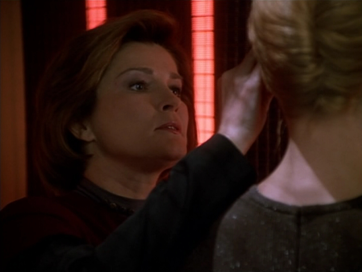 extant_StarTrek_Voyager_4x26-HopeAndFear_03204.jpg