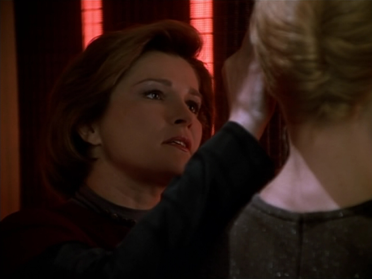 extant_StarTrek_Voyager_4x26-HopeAndFear_03230.jpg