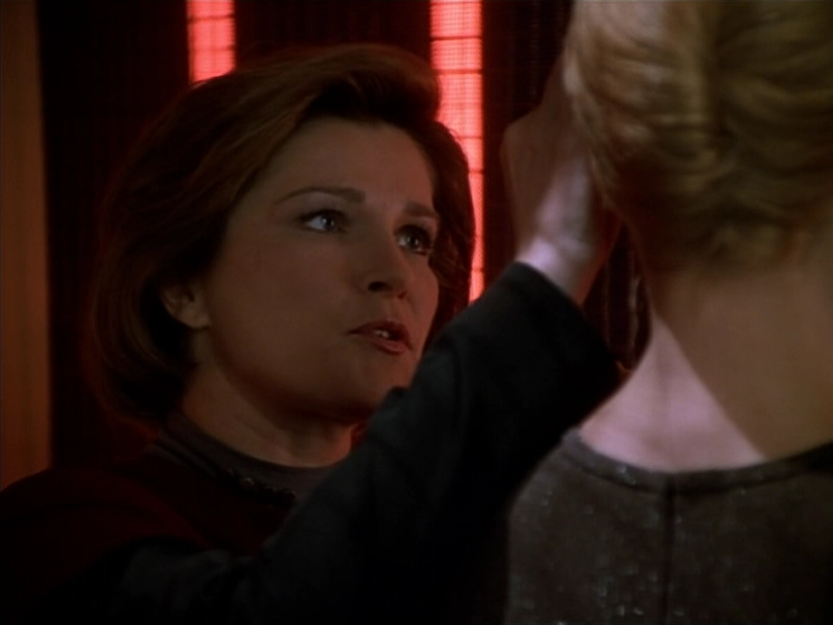 extant_StarTrek_Voyager_4x26-HopeAndFear_03241.jpg