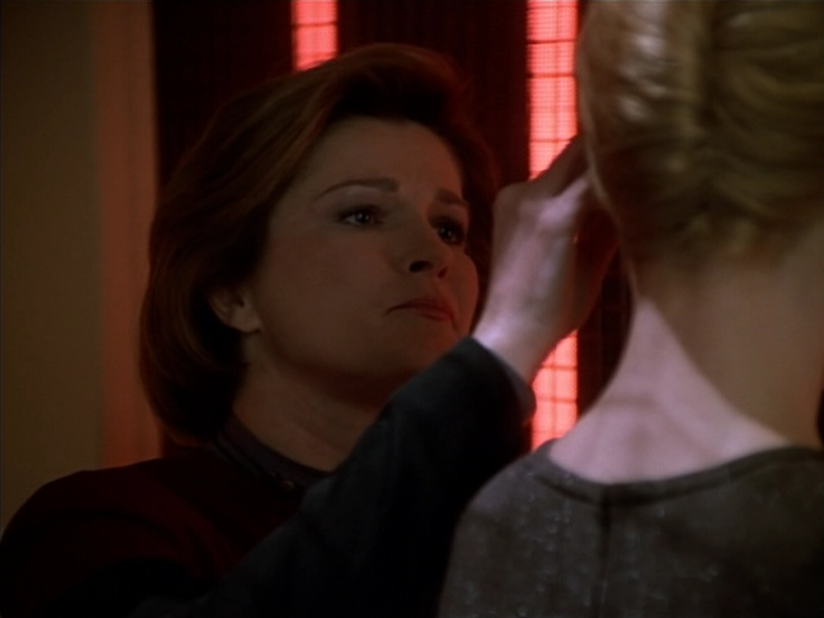 extant_StarTrek_Voyager_4x26-HopeAndFear_03318.jpg