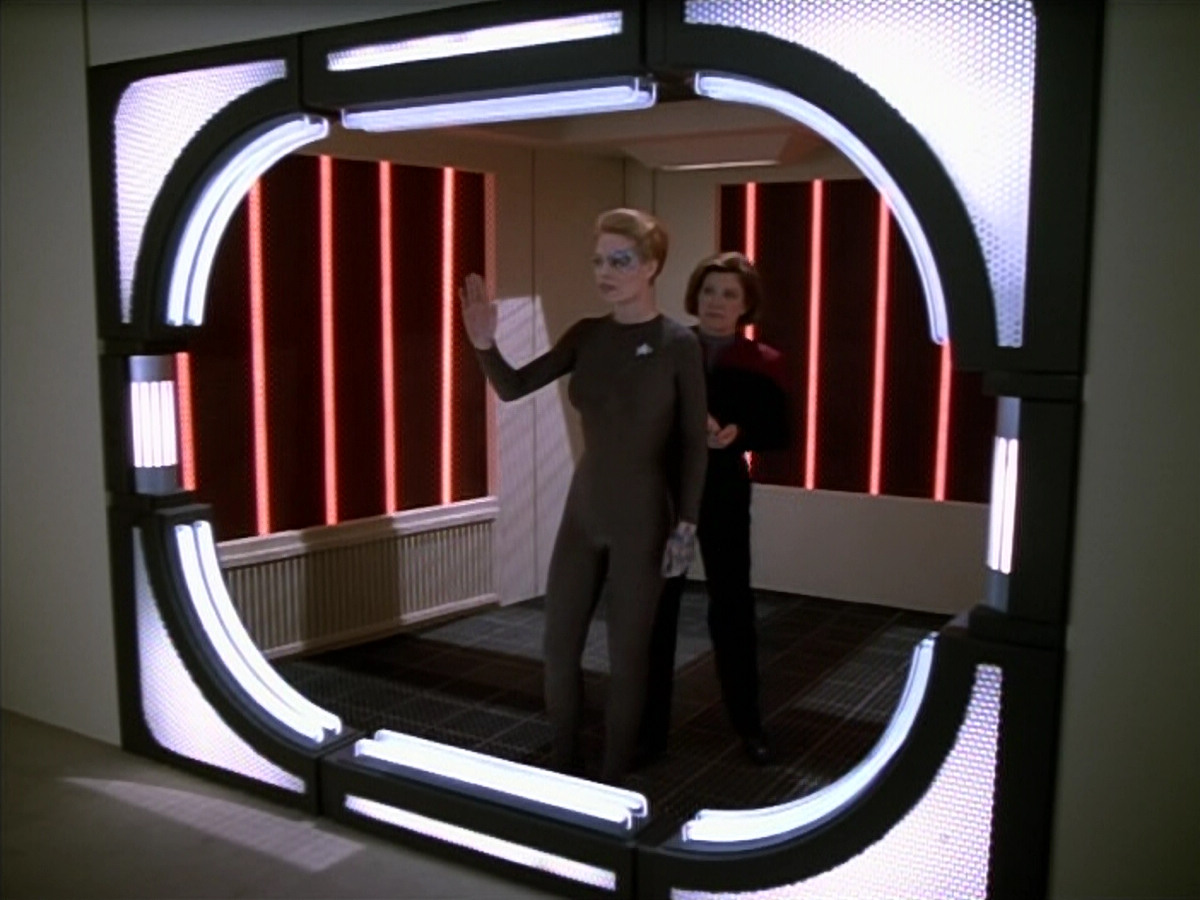 extant_StarTrek_Voyager_4x26-HopeAndFear_03328.jpg