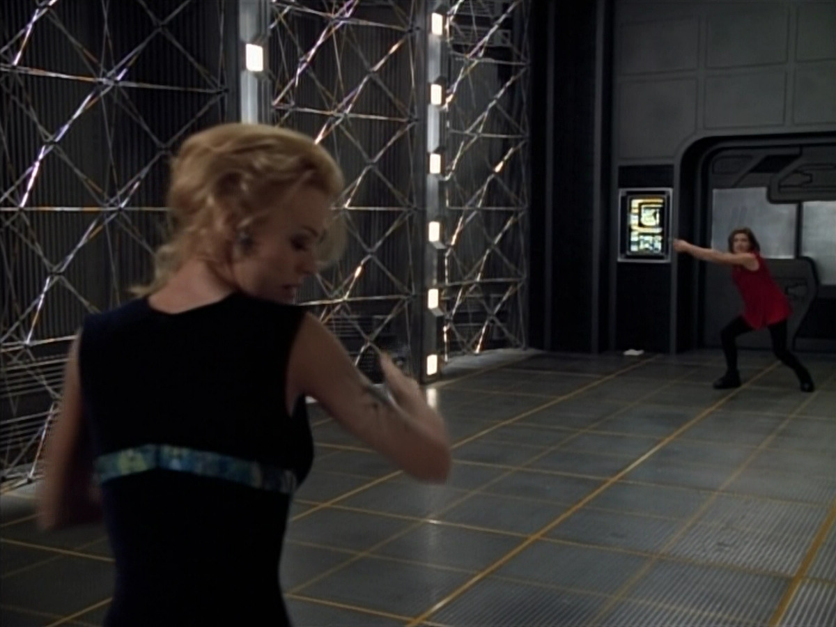 extant_StarTrek_Voyager_4x26-HopeAndFear_03701.jpg