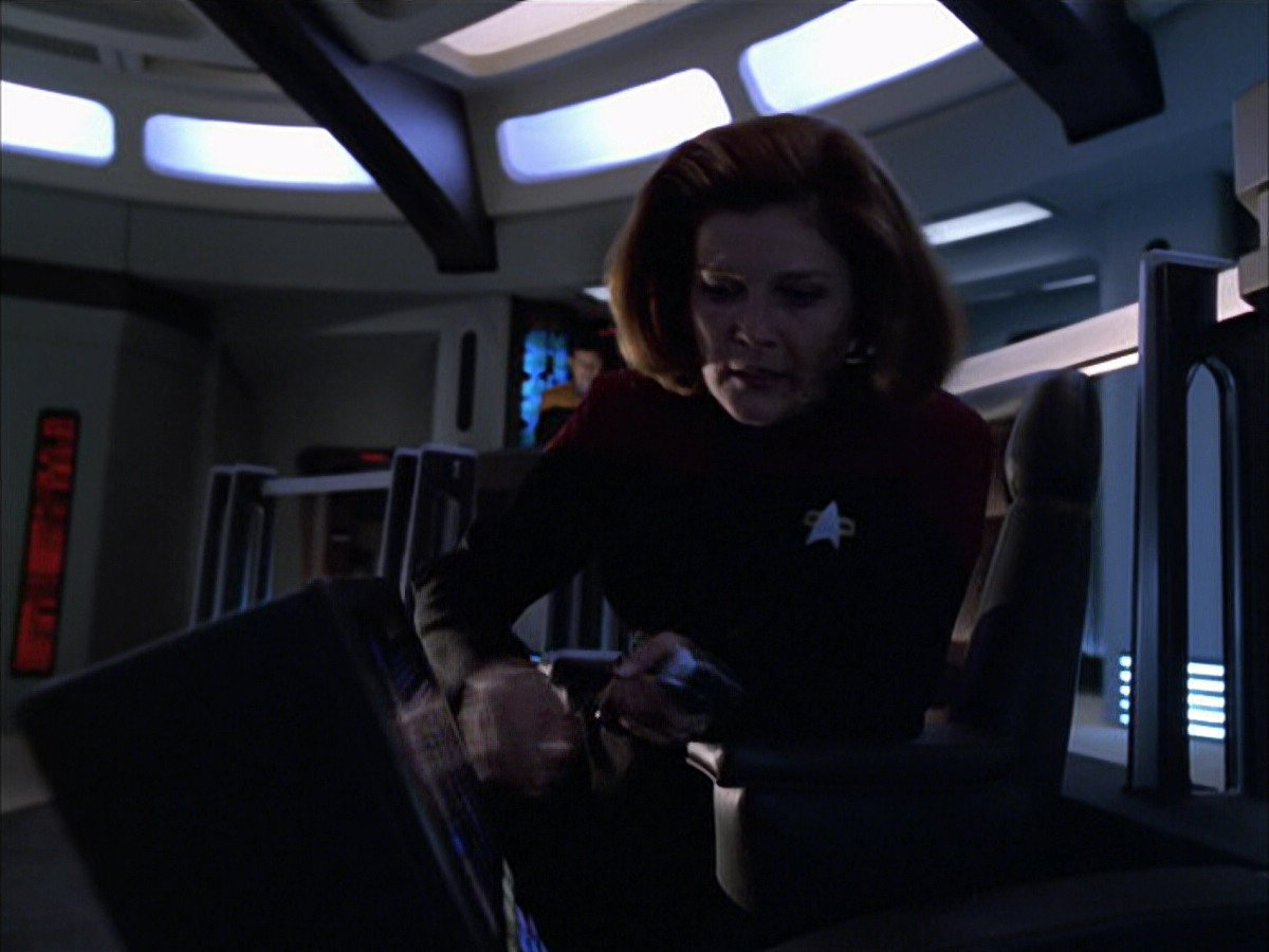 extant_StarTrek_VOY_6x01-EquinoxPart2_00142.jpg
