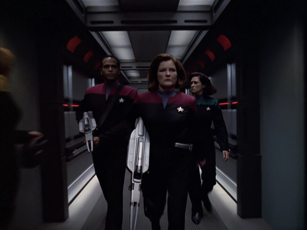 extant_StarTrek_VOY_6x01-EquinoxPart2_00373.jpg