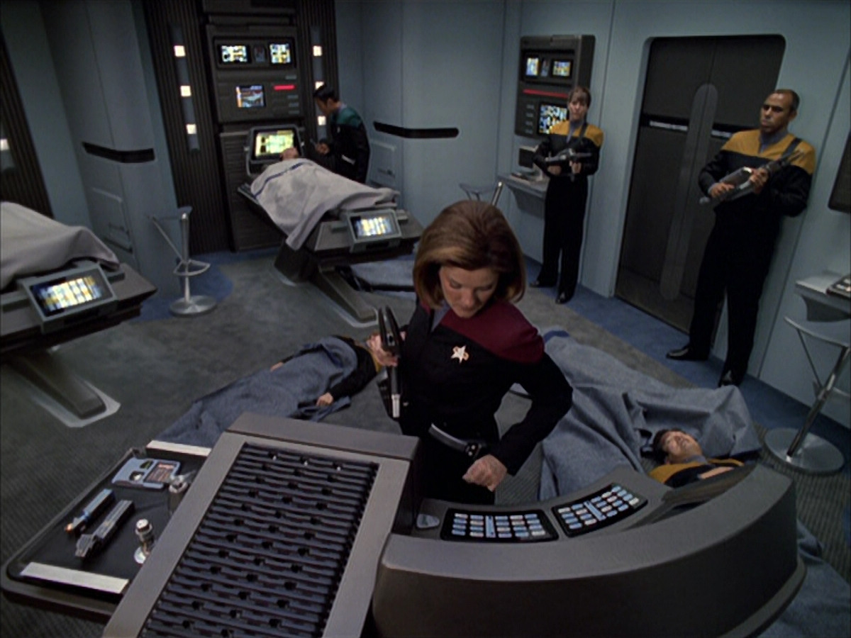 extant_StarTrek_VOY_6x01-EquinoxPart2_00444.jpg