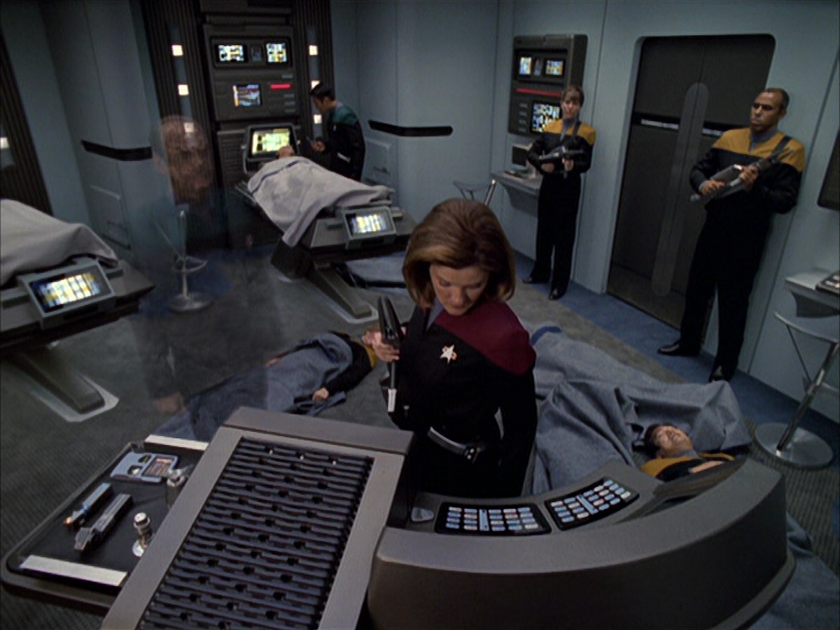 extant_StarTrek_VOY_6x01-EquinoxPart2_00445.jpg