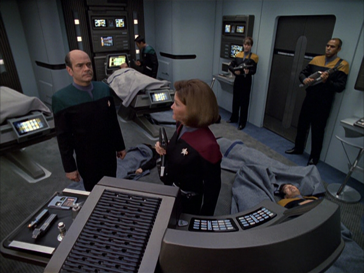 extant_StarTrek_VOY_6x01-EquinoxPart2_00446.jpg