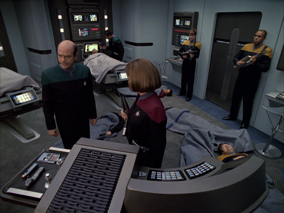 extant_StarTrek_VOY_6x01-EquinoxPart2_00451.jpg