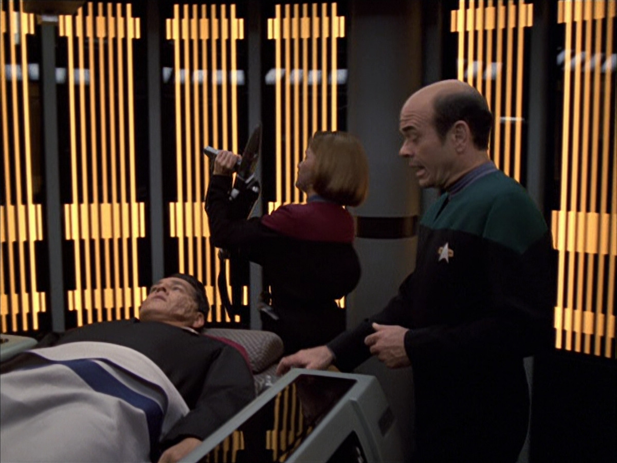 extant_StarTrek_VOY_6x01-EquinoxPart2_00466.jpg