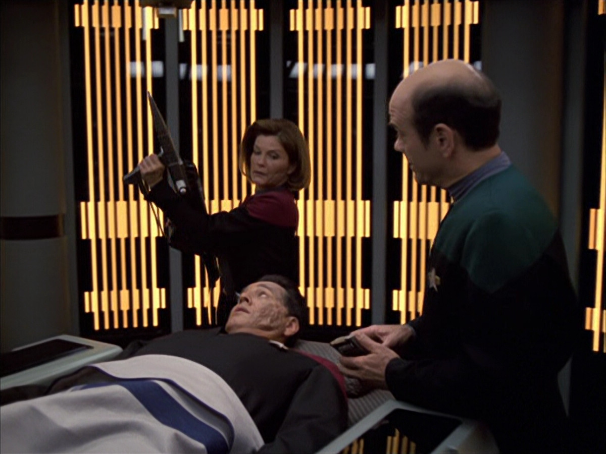 extant_StarTrek_VOY_6x01-EquinoxPart2_00467.jpg