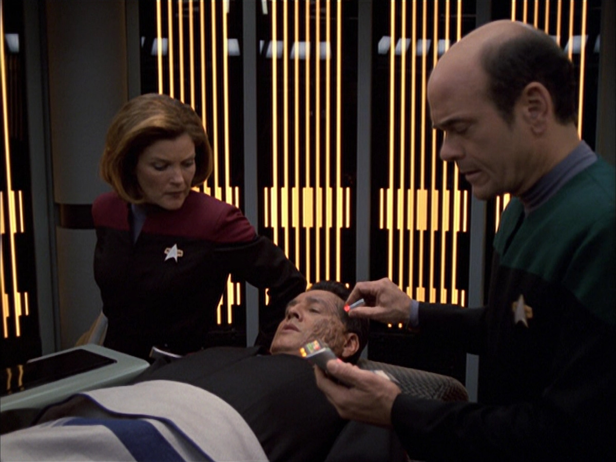 extant_StarTrek_VOY_6x01-EquinoxPart2_00474.jpg