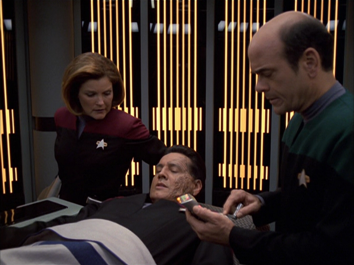 extant_StarTrek_VOY_6x01-EquinoxPart2_00476.jpg