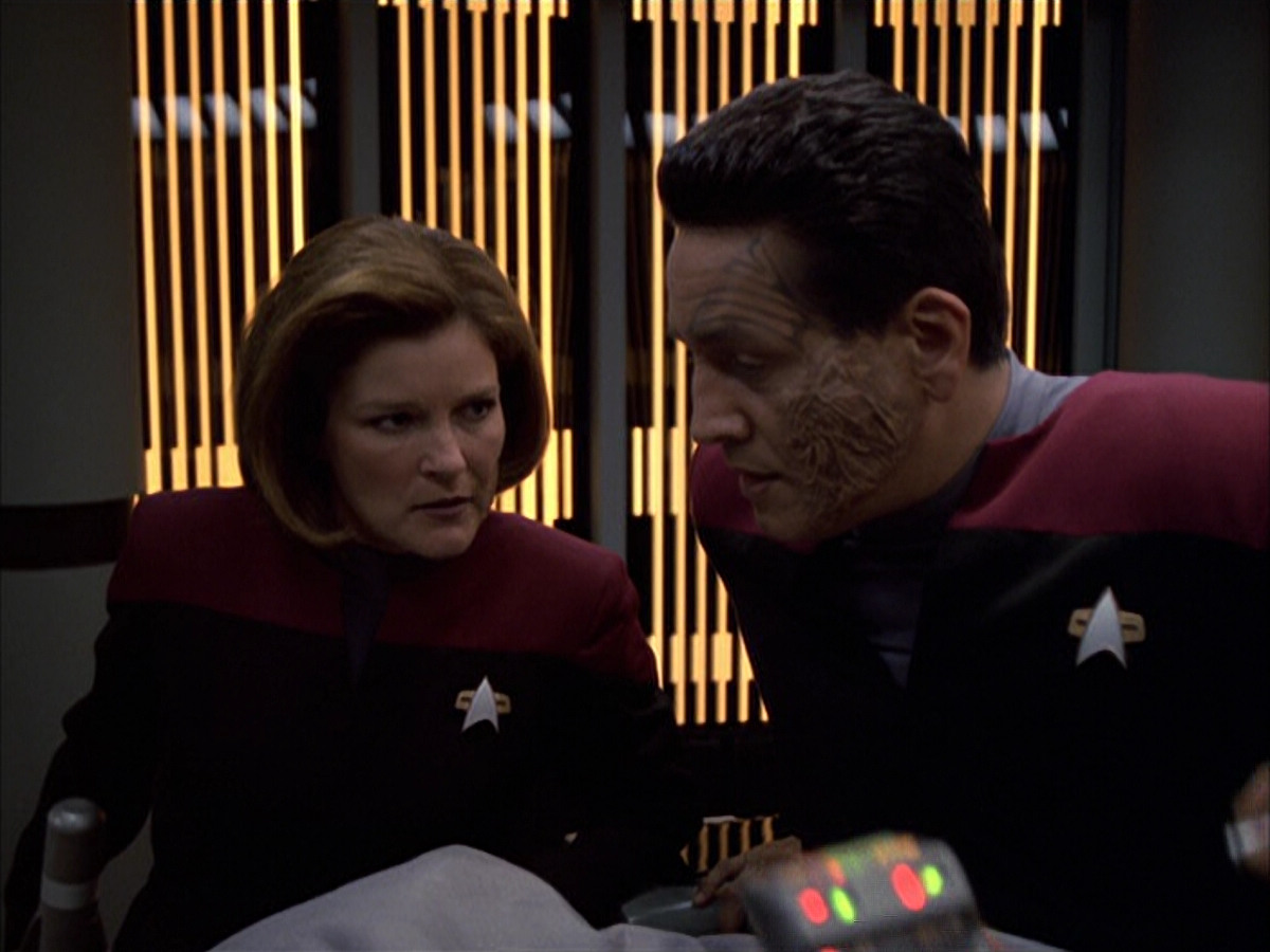 extant_StarTrek_VOY_6x01-EquinoxPart2_00495.jpg