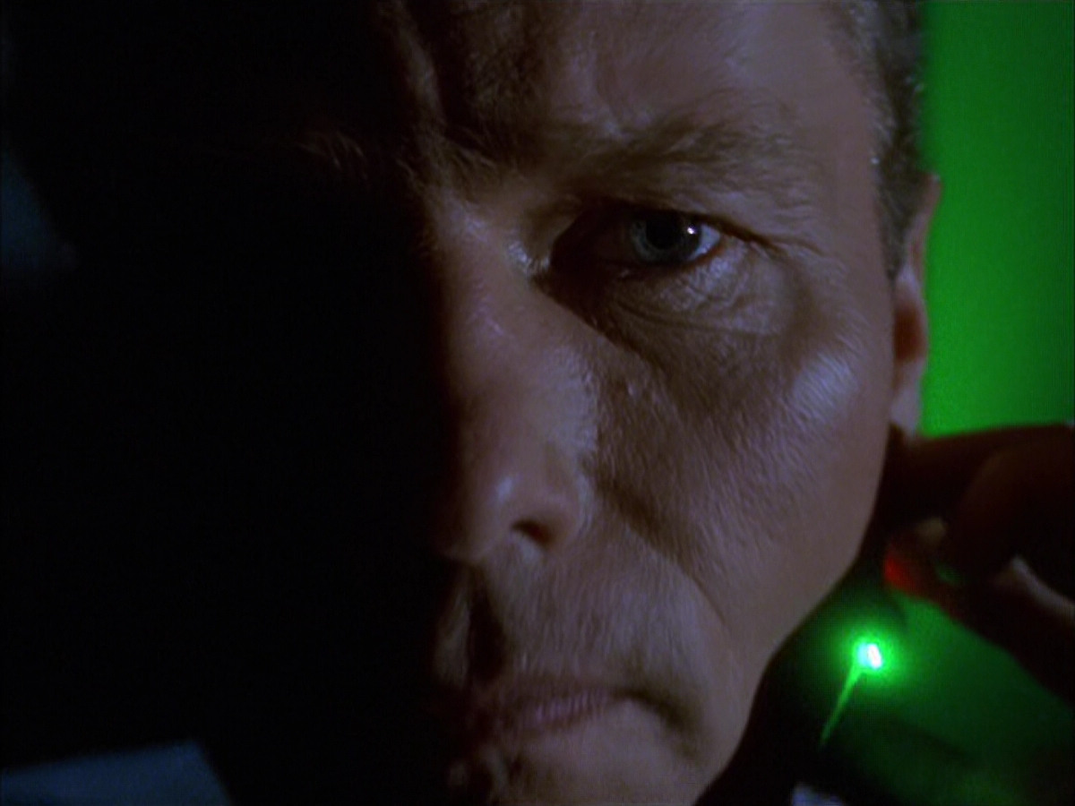 extant_StarTrek_VOY_6x01-EquinoxPart2_00529.jpg
