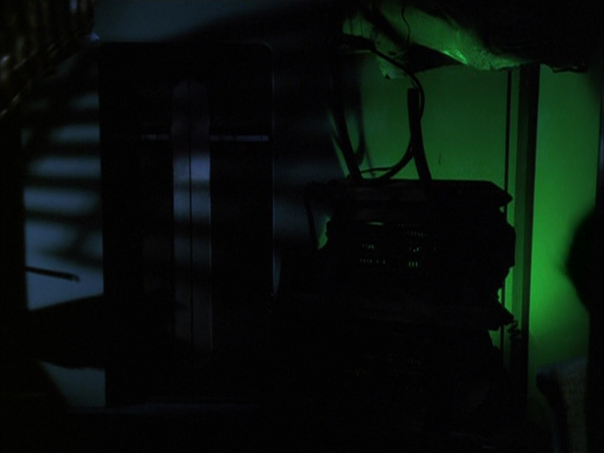 extant_StarTrek_VOY_6x01-EquinoxPart2_00532.jpg