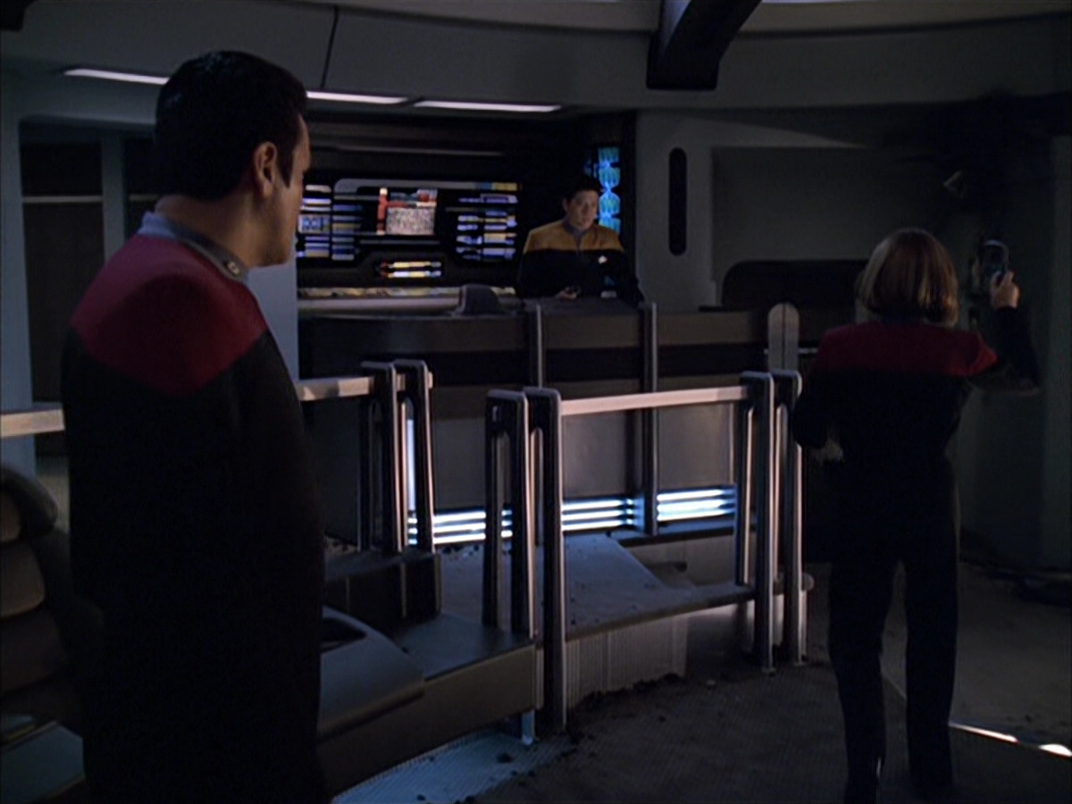 extant_StarTrek_VOY_6x01-EquinoxPart2_00823.jpg