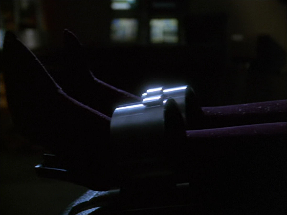 extant_StarTrek_VOY_6x01-EquinoxPart2_01085.jpg